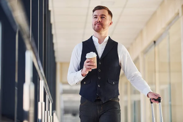 Ung Manlig Passagerare Eleganta Formella Kläder Flygplatshallen Promenader Med Bagage — Stockfoto