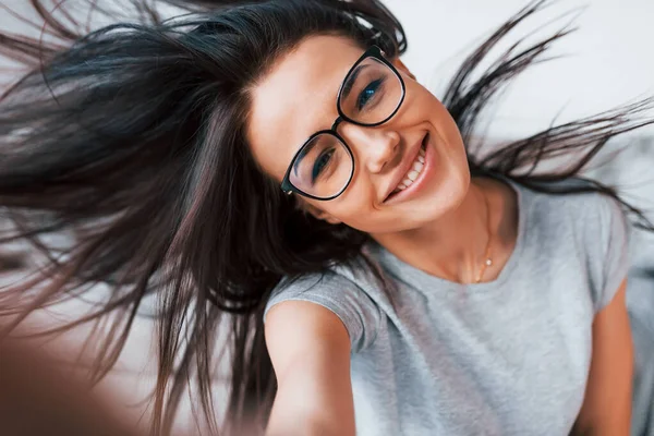 Fazer Selfie Jovem Mulher Bonita Roupas Casuais Óculos Divertir Casa — Fotografia de Stock
