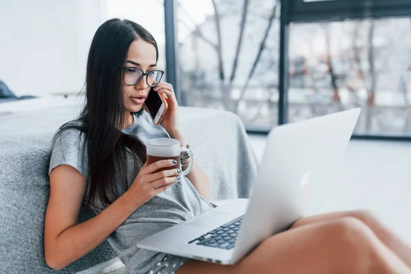 Praten Bij Telefoon Sexy Jong Mooi Vrouw Liggend Bed Met — Stockfoto