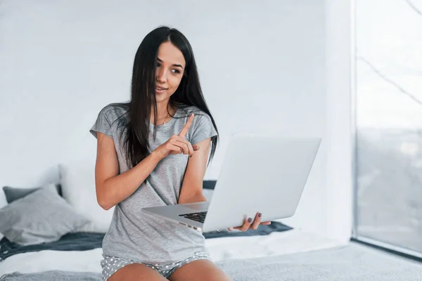 Avere Una Conversazione Online Utilizzando Computer Portatile Giovane Bella Donna — Foto Stock