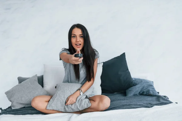 Segurar Telecomando Ver Filmes Jovem Mulher Bonita Roupas Casuais Sentada — Fotografia de Stock