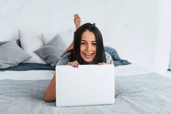 Jonge Mooie Vrouw Casual Kleding Liggend Thuis Alleen Met Laptop — Stockfoto