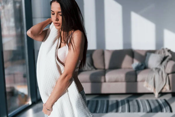 Young Beautiful Brunette Standing Indoors Covering Her Body White Towel — Foto Stock