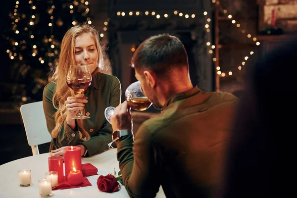 Angeregte Gespräche Junges Reizendes Paar Hat Romantisches Abendessen Drinnen Zusammen — Stockfoto