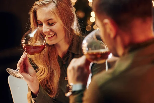 Weinverkostung Junges Reizendes Paar Hat Romantisches Abendessen Drinnen Zusammen — Stockfoto