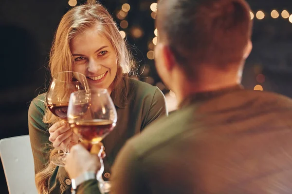 Weinverkostung Junges Reizendes Paar Hat Romantisches Abendessen Drinnen Zusammen — Stockfoto