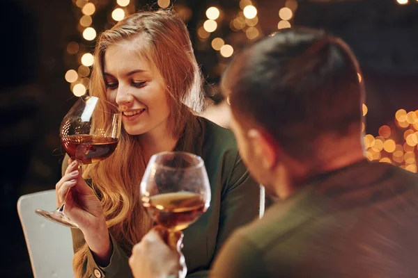 Weinverkostung Junges Reizendes Paar Hat Romantisches Abendessen Drinnen Zusammen — Stockfoto