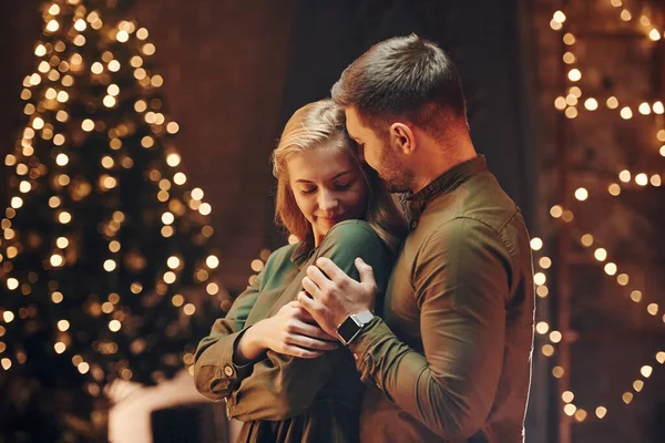 Ayakta durmak ve birbirimizi kucaklamak. Genç ve güzel çift evde romantik bir akşam yemeği yiyor..