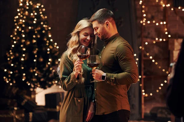 Samimi duygular ve duygular. Genç ve güzel çift evde romantik bir akşam yemeği yiyor..