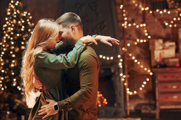 Ayakta durmak ve birbirimizi kucaklamak. Genç ve güzel çift evde romantik bir akşam yemeği yiyor..