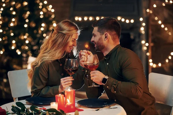 喝葡萄酒 年轻貌美的夫妻在室内共进浪漫晚餐 — 图库照片