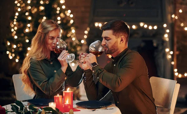 喝葡萄酒 年轻貌美的夫妻在室内共进浪漫晚餐 — 图库照片