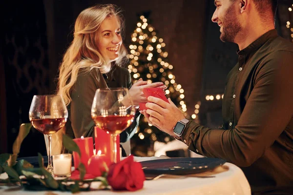 男人建议一个漂亮的女人嫁给他在一个优雅的餐厅 年轻貌美的夫妻在室内共进浪漫晚餐 — 图库照片