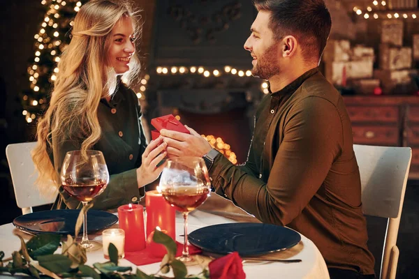 男人建议一个漂亮的女人嫁给他在一个优雅的餐厅 年轻貌美的夫妻在室内共进浪漫晚餐 — 图库照片