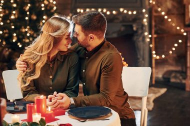 İlişki kavramı. Genç ve güzel çift evde romantik bir akşam yemeği yiyor..