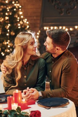 İlişki kavramı. Genç ve güzel çift evde romantik bir akşam yemeği yiyor..