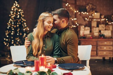 İlişki kavramı. Genç ve güzel çift evde romantik bir akşam yemeği yiyor..