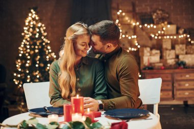 İlişki kavramı. Genç ve güzel çift evde romantik bir akşam yemeği yiyor..