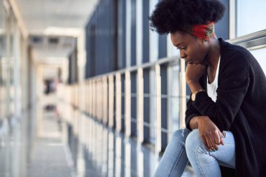 Üzücü genç Afro-Amerikan kadın yolcu havaalanında..