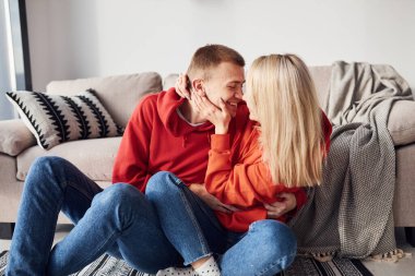 İnsanların yakınlığı. Genç ve sevimli çift hafta sonunu ve tatilleri birlikte geçiriyorlar..