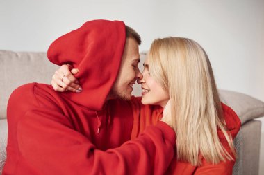 İnsanların yakınlığı. Genç ve sevimli çift hafta sonunu ve tatilleri birlikte geçiriyorlar..