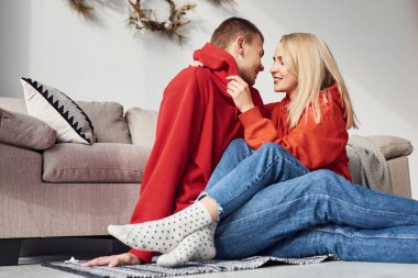 İnsanların yakınlığı. Genç ve sevimli çift hafta sonunu ve tatilleri birlikte geçiriyorlar..