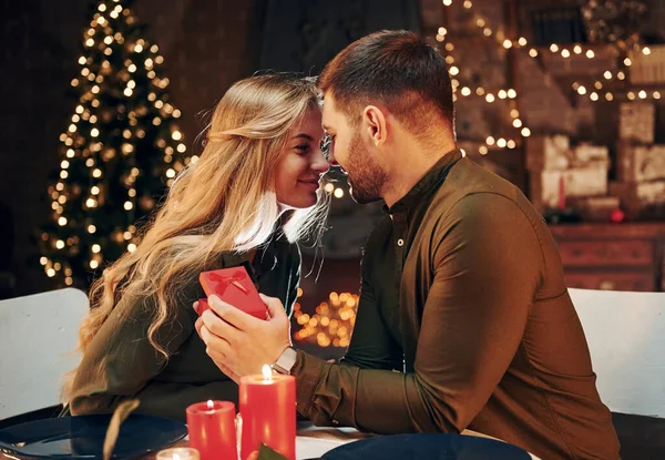 Adam zarif bir restoranda güzel bir kadına evlenme teklif ediyor. Genç ve güzel çift evde romantik bir akşam yemeği yiyor..