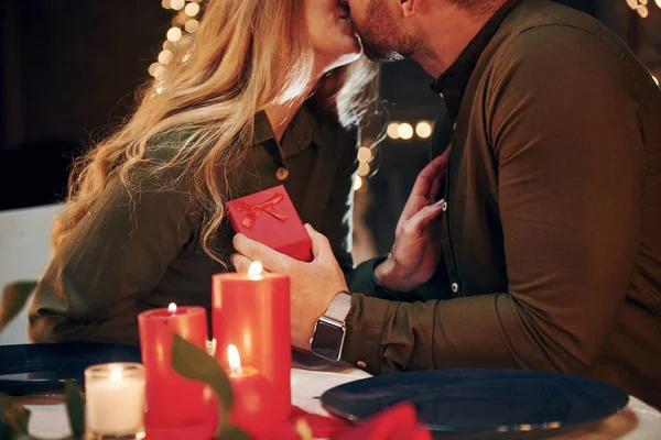 Yakın görüş, insanların yakınlığı. Genç ve güzel çift evde romantik bir akşam yemeği yiyor..