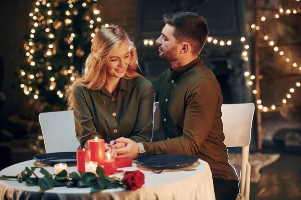 İlişki kavramı. Genç ve güzel çift evde romantik bir akşam yemeği yiyor..