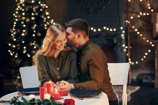 İlişki kavramı. Genç ve güzel çift evde romantik bir akşam yemeği yiyor..