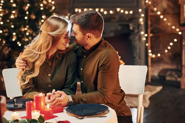 İlişki kavramı. Genç ve güzel çift evde romantik bir akşam yemeği yiyor..