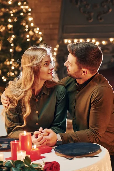 İlişki kavramı. Genç ve güzel çift evde romantik bir akşam yemeği yiyor..