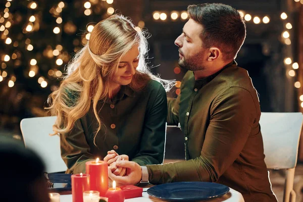 İlişki kavramı. Genç ve güzel çift evde romantik bir akşam yemeği yiyor..