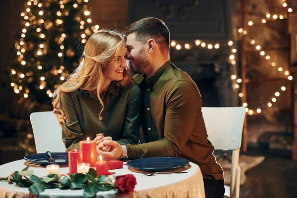 İlişki kavramı. Genç ve güzel çift evde romantik bir akşam yemeği yiyor..