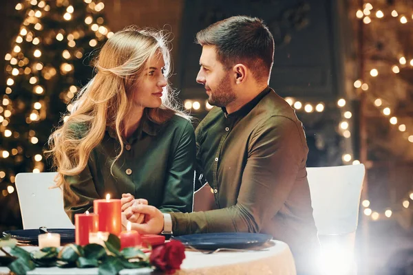 İlişki kavramı. Genç ve güzel çift evde romantik bir akşam yemeği yiyor..