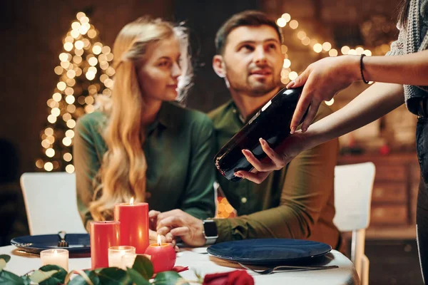 Kellner Wartet Auf Bezahlung Junges Reizendes Paar Hat Romantisches Abendessen — Stockfoto