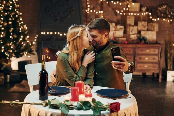 用电话自拍 年轻貌美的夫妻在室内共进浪漫晚餐 — 图库照片