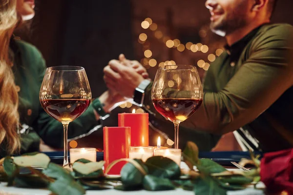 Den Händen Gehalten Junges Reizendes Paar Hat Romantisches Abendessen Drinnen — Stockfoto