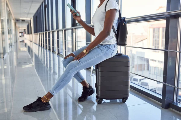 Junge Afrikanisch Amerikanische Passagierin Freizeitkleidung Ist Flughafen Mit Gepäck Telefonieren — Stockfoto