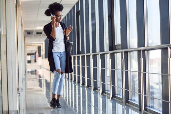 Νεαρή Αφροαμερικανή Γυναίκα Passanger Casual Ρούχα Είναι Στο Αεροδρόμιο Ακούγοντας — Φωτογραφία Αρχείου
