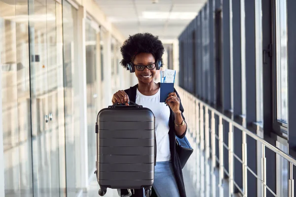 Junge Afrikanisch Amerikanische Passagierin Freizeitkleidung Und Kopfhörer Ist Mit Gepäck — Stockfoto