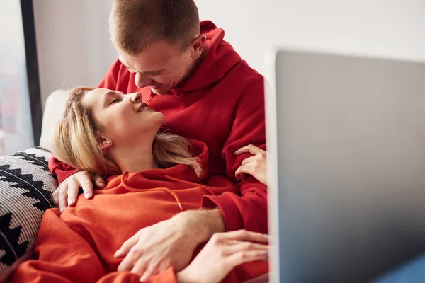 Mit Laptop Der Auf Den Beinen Ist Junge Schöne Paar — Stockfoto