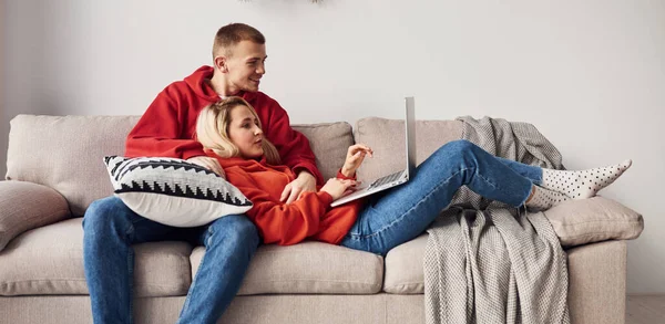 Usando Laptop Que Está Nas Pernas Jovem Casal Lindo Juntos — Fotografia de Stock