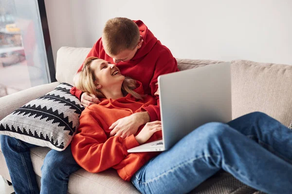 Using Laptop Legs Young Lovely Couple Together Home Spending Weekend — стоковое фото