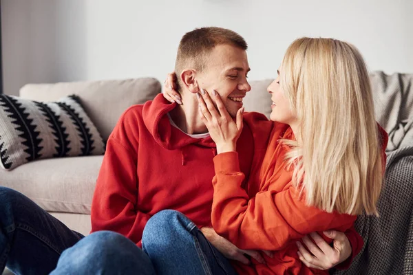 İnsanların yakınlığı. Genç ve sevimli çift hafta sonunu ve tatilleri birlikte geçiriyorlar..