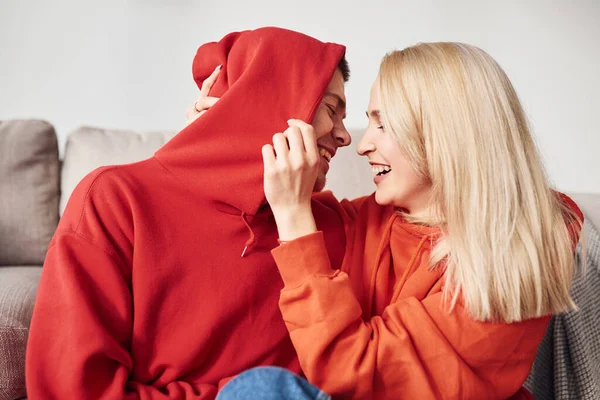 Die Nähe Der Menschen Junge Schöne Paar Zusammen Hause Verbringen — Stockfoto