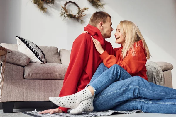 İnsanların yakınlığı. Genç ve sevimli çift hafta sonunu ve tatilleri birlikte geçiriyorlar..