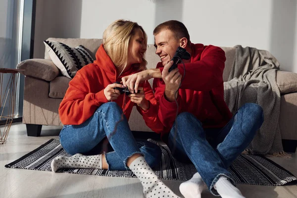 Young Lovely Couple Together Home Playing Video Games Weekend Holidays — стоковое фото