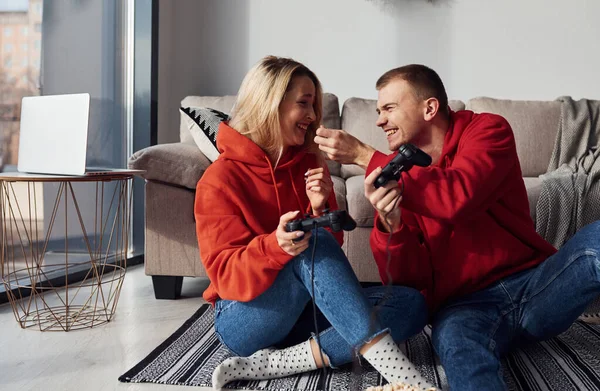 Νεαρό Υπέροχο Ζευγάρι Μαζί Στο Σπίτι Παίζοντας Βιντεοπαιχνίδια Σαββατοκύριακο Και — Φωτογραφία Αρχείου
