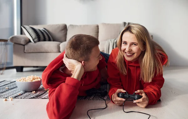 Νεαρό Υπέροχο Ζευγάρι Μαζί Στο Σπίτι Παίζοντας Βιντεοπαιχνίδια Σαββατοκύριακο Και — Φωτογραφία Αρχείου